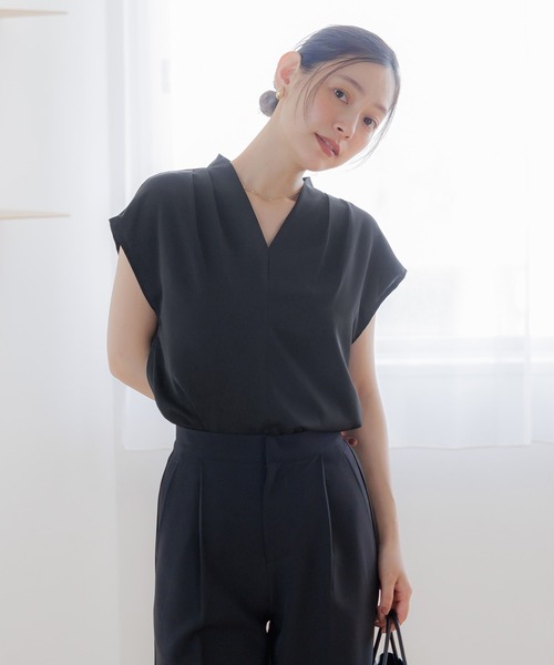 coca(coca)(コカ)の「【WEB限定セール】とろみVネックタックブラウス(シャツ/ブラウス・レディース・グレイッシュベージュ/アイボリー/ブラック/カーキ・M/L)」の11枚目の写真