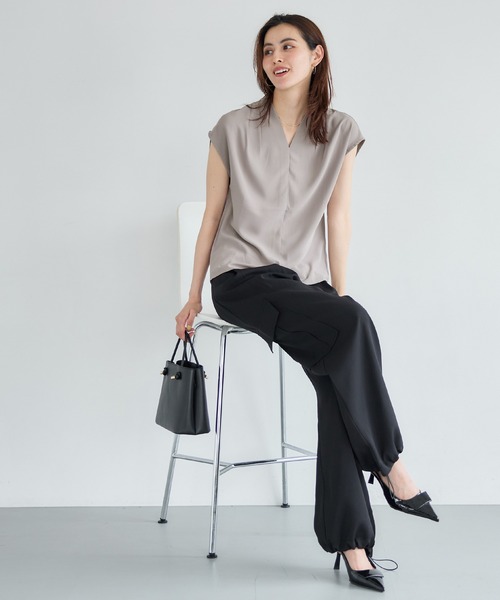 coca(coca)(コカ)の「【WEB限定セール】とろみVネックタックブラウス(シャツ/ブラウス・レディース・グレイッシュベージュ/アイボリー/ブラック/カーキ・M/L)」の16枚目の写真