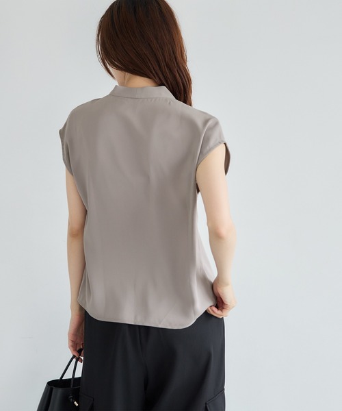 coca(coca)(コカ)の「【WEB限定セール】とろみVネックタックブラウス(シャツ/ブラウス・レディース・グレイッシュベージュ/アイボリー/ブラック/カーキ・M/L)」の15枚目の写真