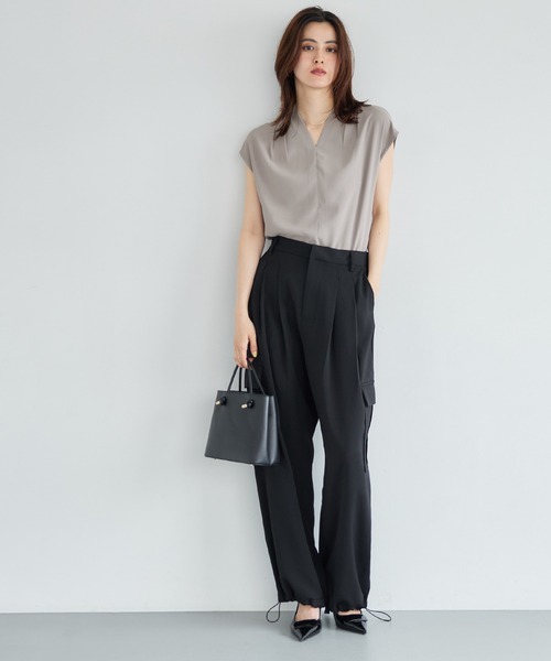 coca(coca)(コカ)の「【WEB限定セール】とろみVネックタックブラウス(シャツ/ブラウス・レディース・グレイッシュベージュ/アイボリー/ブラック/カーキ・M/L)」の14枚目の写真
