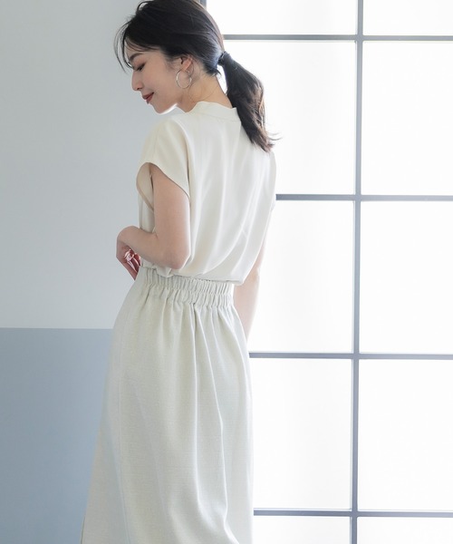 coca(coca)(コカ)の「【WEB限定セール】とろみVネックタックブラウス(シャツ/ブラウス・レディース・グレイッシュベージュ/アイボリー/ブラック/カーキ・M/L)」の8枚目の写真