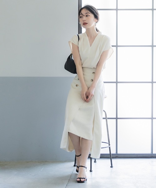 coca(coca)(コカ)の「【WEB限定セール】とろみVネックタックブラウス(シャツ/ブラウス・レディース・グレイッシュベージュ/アイボリー/ブラック/カーキ・M/L)」の7枚目の写真