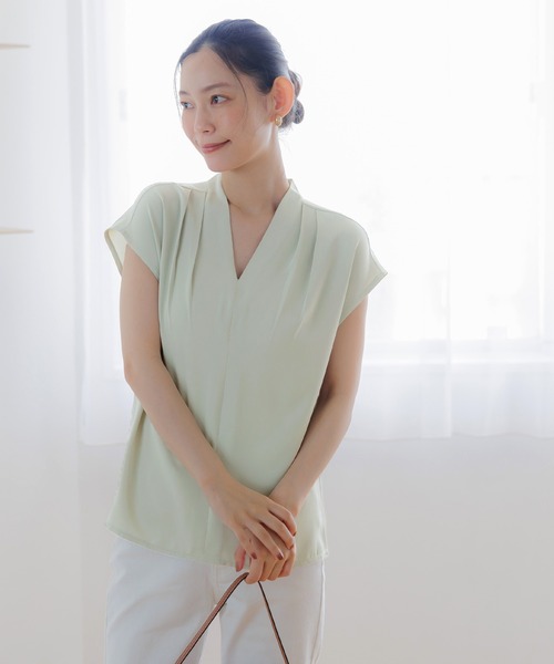 coca(coca)(コカ)の「【WEB限定セール】とろみVネックタックブラウス(シャツ/ブラウス・レディース・グレイッシュベージュ/アイボリー/ブラック/カーキ・M/L)」の18枚目の写真