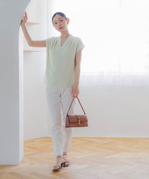 coca(coca)(コカ)の「【WEB限定セール】とろみVネックタックブラウス(シャツ/ブラウス・レディース・グレイッシュベージュ/アイボリー/ブラック/カーキ・M/L)」の17枚目の写真