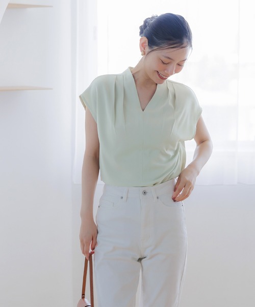 coca(coca)(コカ)の「【WEB限定セール】とろみVネックタックブラウス(シャツ/ブラウス・レディース・グレイッシュベージュ/アイボリー/ブラック/カーキ・M/L)」の20枚目の写真