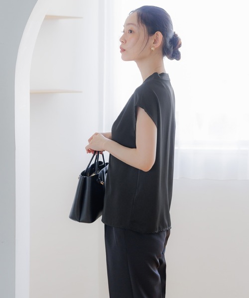 coca(coca)(コカ)の「【WEB限定セール】とろみVネックタックブラウス(シャツ/ブラウス・レディース・グレイッシュベージュ/アイボリー/ブラック/カーキ・M/L)」の10枚目の写真