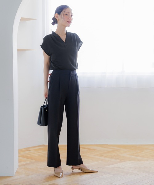 coca(coca)(コカ)の「【WEB限定セール】とろみVネックタックブラウス(シャツ/ブラウス・レディース・グレイッシュベージュ/アイボリー/ブラック/カーキ・M/L)」の12枚目の写真