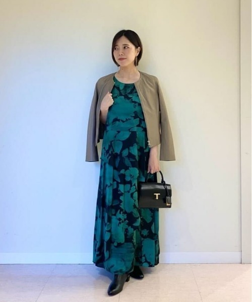 allureville（アルアバイル）の「モダンフラワープリントティアード