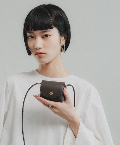 O0u（オーゼロユー）の「【アップルレザー】ミニポーチショルダー 127539（ショルダーバッグ・レディース・ブラウン/ブラック・ONE SIZE）」の8枚目の写真