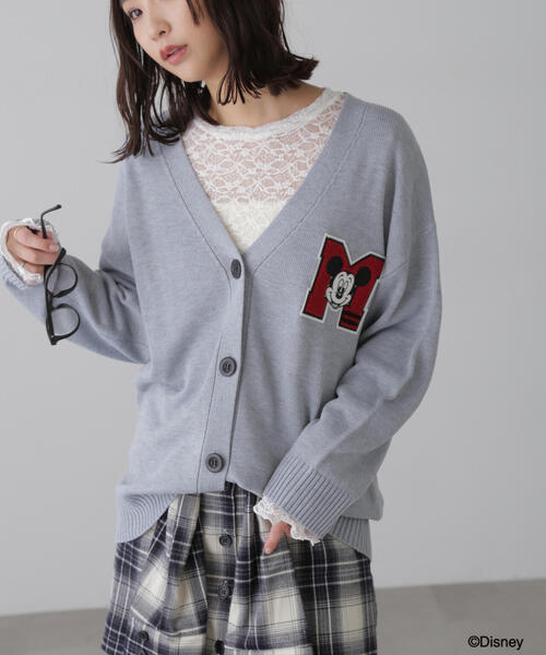 FREE'S MART(フリーズマート)の「〈ディズニーコレクション〉サガラワッペンニットカーディガン(カーディガン/ボレロ・レディース・グレー/ホワイト・FREE)」の2枚目の写真