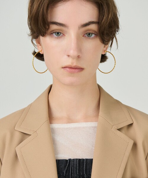 GRACE CONTINENTAL（グレースコンチネンタル）の「ラインデザインフープピアス（ピアス（両耳用）・レディース・シルバー/ゴールド・FREE）」の3枚目の写真