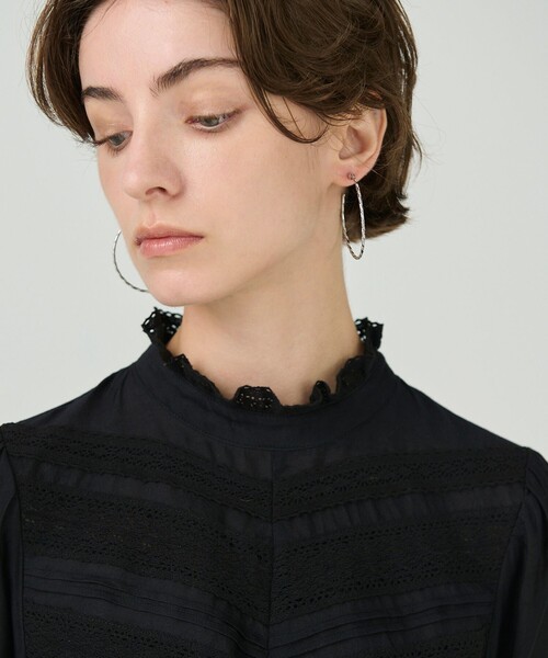 GRACE CONTINENTAL（グレースコンチネンタル）の「ラインデザインフープピアス（ピアス（両耳用）・レディース・シルバー/ゴールド・FREE）」の5枚目の写真