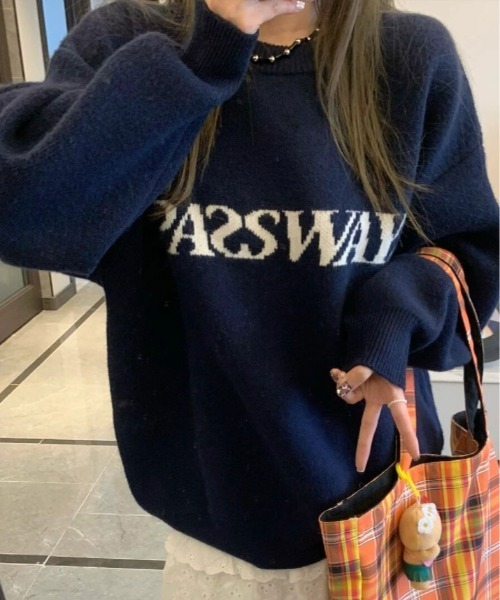 kirakiraShop（キラキラショップ）の「もっちり肌触りで暖かさ抜群。バイカラー ロゴ クルーネック ニット プルオーバー（ニット/セーター・レディース・クリーム/ネイビー/チャコール/ブラウン・FREE）」の4枚目の写真