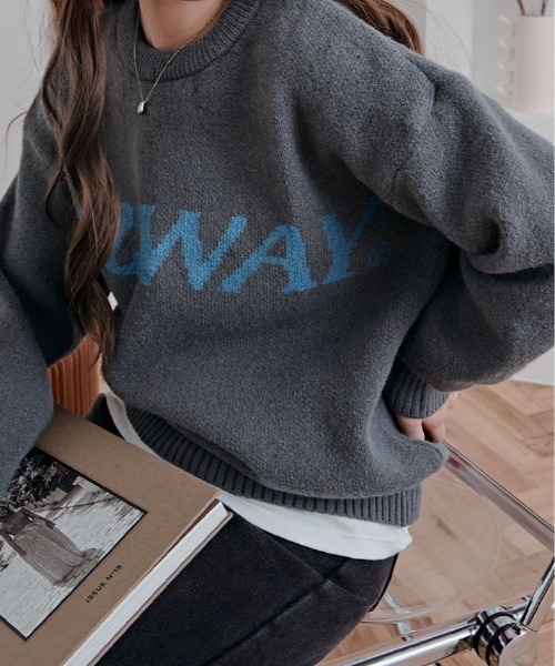 kirakiraShop（キラキラショップ）の「もっちり肌触りで暖かさ抜群。バイカラー ロゴ クルーネック ニット プルオーバー（ニット/セーター・レディース・クリーム/ネイビー/チャコール/ブラウン・FREE）」の2枚目の写真