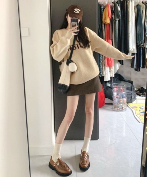 kirakiraShop（キラキラショップ）の「もっちり肌触りで暖かさ抜群。バイカラー ロゴ クルーネック ニット プルオーバー（ニット/セーター・レディース・クリーム/ネイビー/チャコール/ブラウン・FREE）」の13枚目の写真