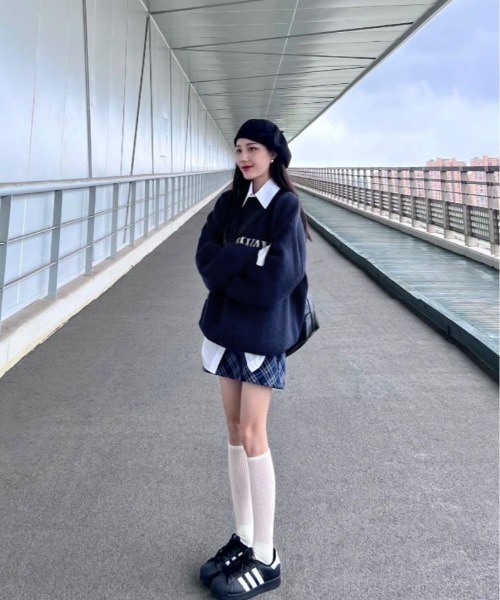 kirakiraShop（キラキラショップ）の「もっちり肌触りで暖かさ抜群。バイカラー ロゴ クルーネック ニット プルオーバー（ニット/セーター・レディース・クリーム/ネイビー/チャコール/ブラウン・FREE）」の19枚目の写真