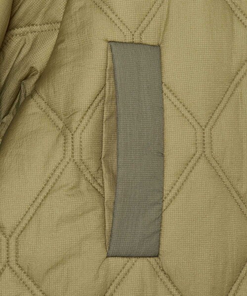 ADAM ET ROPE'（アダムエロペ）の「【GANNI(ガニー)】Quilt Raglan Midi Coat（ダウンジャケット/コート・レディース・カーキ・1）」の4枚目の写真