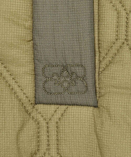 ADAM ET ROPE'（アダムエロペ）の「【GANNI(ガニー)】Quilt Raglan Midi Coat（ダウンジャケット/コート・レディース・カーキ・1）」の3枚目の写真