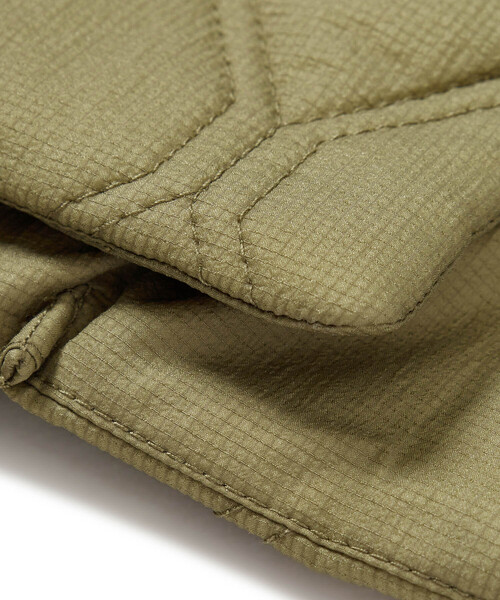 ADAM ET ROPE'（アダムエロペ）の「【GANNI(ガニー)】Quilt Raglan Midi Coat（ダウンジャケット/コート・レディース・カーキ・1）」の13枚目の写真