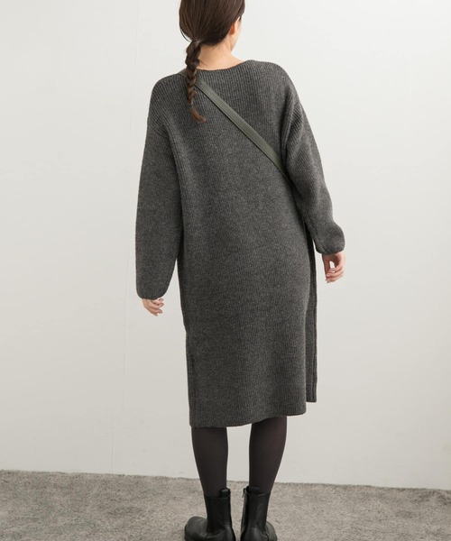 URBAN RESEARCH DOORS（アーバンリサーチドアーズ）の「畦ミディ丈ニットワンピース（ワンピース・レディース・マスタード/チャコールグレー/グレー系その他・MEDIUM）」の16枚目の写真