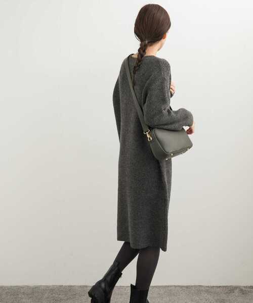 URBAN RESEARCH DOORS（アーバンリサーチドアーズ）の「畦ミディ丈ニットワンピース（ワンピース・レディース・マスタード/チャコールグレー/グレー系その他・MEDIUM）」の17枚目の写真