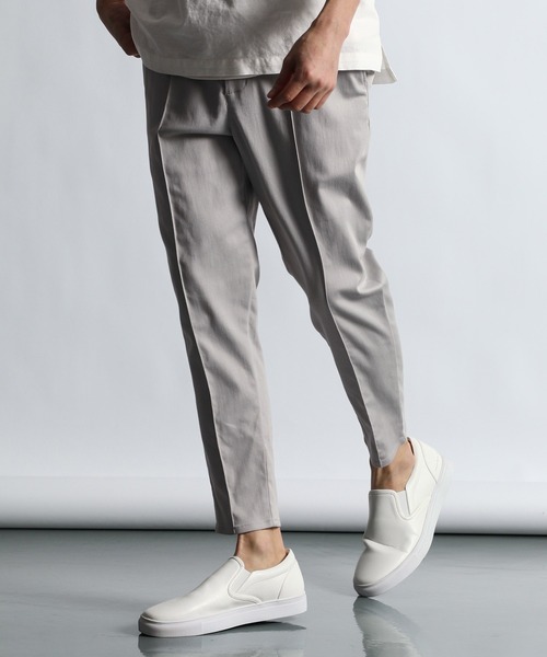 LANVIN en Bleu（ランバンオンブルー）の「超伸縮「ガムストレッチ」接触冷感 センタークリース ピンタック テーパードパンツ（スラックス・メンズ・ネイビー/ライトグレー/ライトベージュ/アイボリー/ブラック・46/48/50/52）」の4枚目の写真