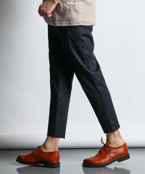 LANVIN en Bleu（ランバンオンブルー）の「超伸縮「ガムストレッチ」接触冷感 センタークリース ピンタック テーパードパンツ（スラックス・メンズ・ネイビー/ライトグレー/ライトベージュ/アイボリー/ブラック・46/48/50/52）」の16枚目の写真