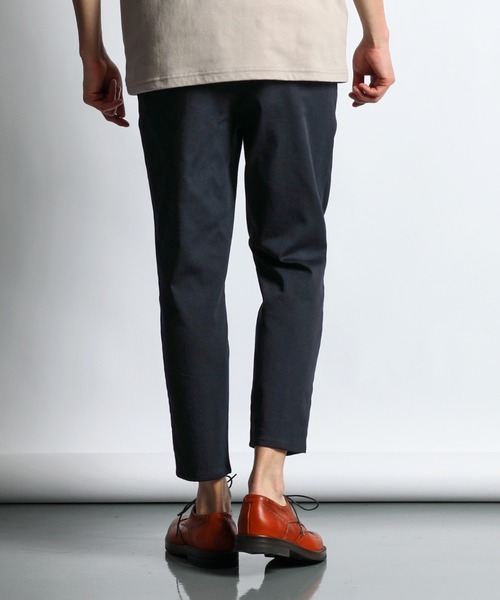 LANVIN en Bleu（ランバンオンブルー）の「超伸縮「ガムストレッチ」接触冷感 センタークリース ピンタック テーパードパンツ（スラックス・メンズ・ネイビー/ライトグレー/ライトベージュ/アイボリー/ブラック・46/48/50/52）」の17枚目の写真