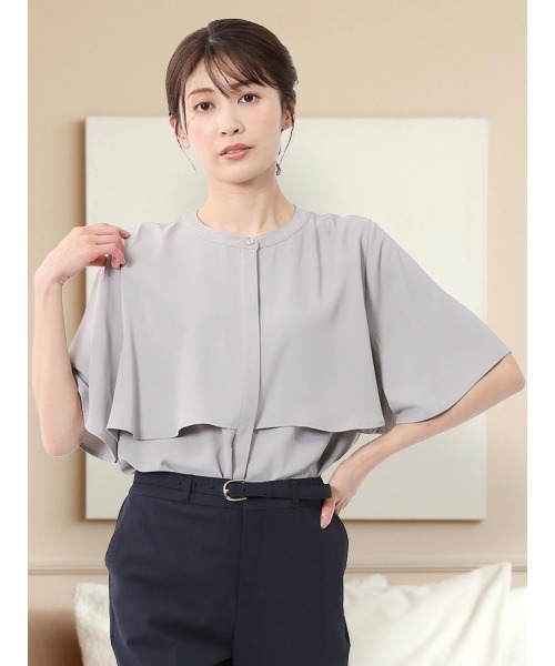 m.f.editorial（エムエフエディトリアル）の「【ウォッシャブル】m.f.エディトリアルレディース ケープバンドカラー 半袖比翼ブラウス（シャツ/ブラウス・レディース・グレー系その他2/アイボリー/ブラック・MEDIUM/LARGE）」の3枚目の写真