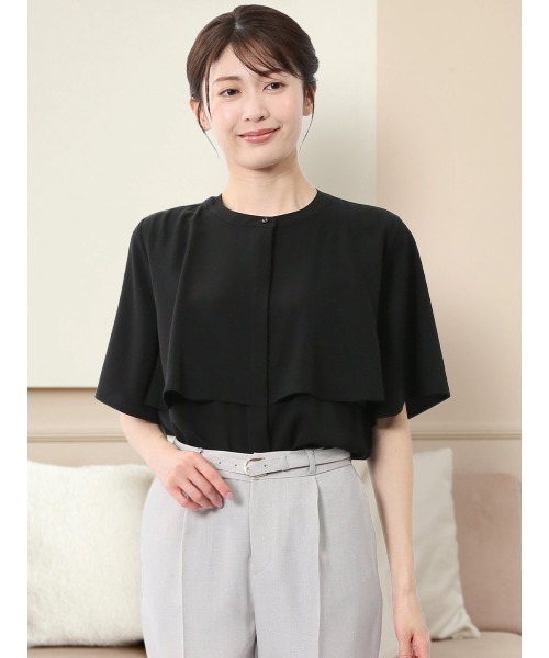 m.f.editorial（エムエフエディトリアル）の「【ウォッシャブル】m.f.エディトリアルレディース ケープバンドカラー 半袖比翼ブラウス（シャツ/ブラウス・レディース・グレー系その他2/アイボリー/ブラック・MEDIUM/LARGE）」の2枚目の写真