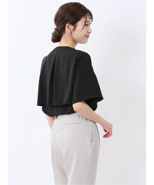 m.f.editorial（エムエフエディトリアル）の「【ウォッシャブル】m.f.エディトリアルレディース ケープバンドカラー 半袖比翼ブラウス（シャツ/ブラウス・レディース・グレー系その他2/アイボリー/ブラック・MEDIUM/LARGE）」の6枚目の写真