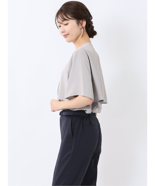 m.f.editorial（エムエフエディトリアル）の「【ウォッシャブル】m.f.エディトリアルレディース ケープバンドカラー 半袖比翼ブラウス（シャツ/ブラウス・レディース・グレー系その他2/アイボリー/ブラック・MEDIUM/LARGE）」の13枚目の写真