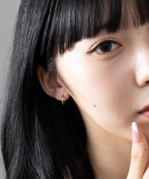 MAISON BREEZE（メゾンブリーズ）の「【MAISON BREEZE】ピアス ステンレス 細幅 丸甲 直径1.3cm ミニ シンプル ワンタッチ フープピアス　OSWY（ピアス（両耳用）・レディース・ブラック/シルバー/ゴールド・FREE）」の3枚目の写真