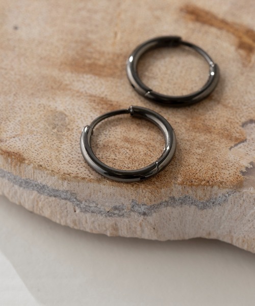 MAISON BREEZE（メゾンブリーズ）の「【MAISON BREEZE】ピアス ステンレス 細幅 丸甲 直径1.3cm ミニ シンプル ワンタッチ フープピアス　OSWY（ピアス（両耳用）・レディース・ブラック/シルバー/ゴールド・FREE）」の2枚目の写真