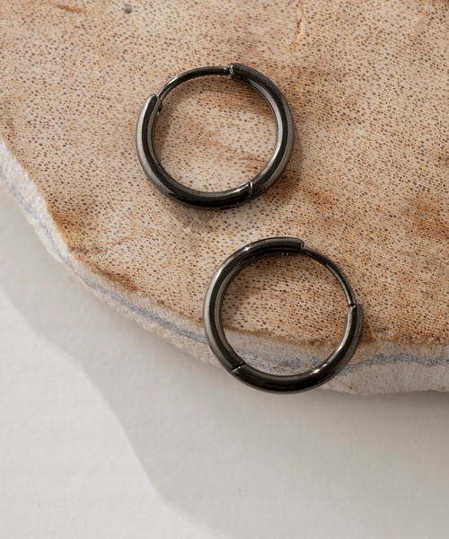 MAISON BREEZE（メゾンブリーズ）の「【MAISON BREEZE】ピアス ステンレス 細幅 丸甲 直径1.3cm ミニ シンプル ワンタッチ フープピアス　OSWY（ピアス（両耳用）・レディース・ブラック/シルバー/ゴールド・FREE）」の9枚目の写真