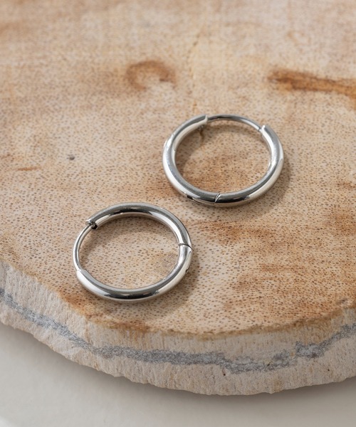 MAISON BREEZE（メゾンブリーズ）の「【MAISON BREEZE】ピアス ステンレス 細幅 丸甲 直径1.3cm ミニ シンプル ワンタッチ フープピアス　OSWY（ピアス（両耳用）・レディース・ブラック/シルバー/ゴールド・FREE）」の14枚目の写真