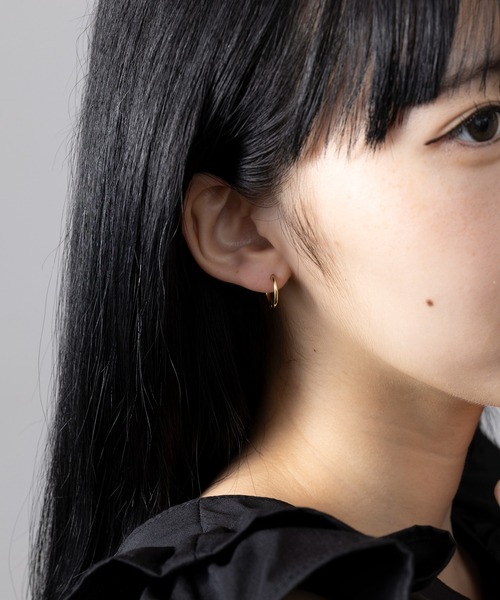 MAISON BREEZE（メゾンブリーズ）の「【MAISON BREEZE】ピアス ステンレス 細幅 丸甲 直径1.3cm ミニ シンプル ワンタッチ フープピアス　OSWY（ピアス（両耳用）・レディース・ブラック/シルバー/ゴールド・FREE）」の8枚目の写真