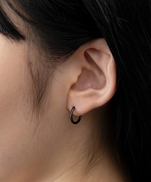 MAISON BREEZE（メゾンブリーズ）の「【MAISON BREEZE】ピアス ステンレス 細幅 丸甲 直径1.3cm ミニ シンプル ワンタッチ フープピアス　OSWY（ピアス（両耳用）・レディース・ブラック/シルバー/ゴールド・FREE）」の10枚目の写真