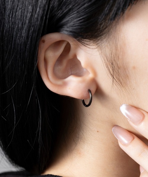 MAISON BREEZE（メゾンブリーズ）の「【MAISON BREEZE】ピアス ステンレス 細幅 丸甲 直径1.3cm ミニ シンプル ワンタッチ フープピアス　OSWY（ピアス（両耳用）・レディース・ブラック/シルバー/ゴールド・FREE）」の11枚目の写真