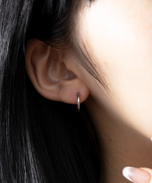 MAISON BREEZE（メゾンブリーズ）の「【MAISON BREEZE】ピアス ステンレス 細幅 丸甲 直径1.3cm ミニ シンプル ワンタッチ フープピアス　OSWY（ピアス（両耳用）・レディース・ブラック/シルバー/ゴールド・FREE）」の16枚目の写真