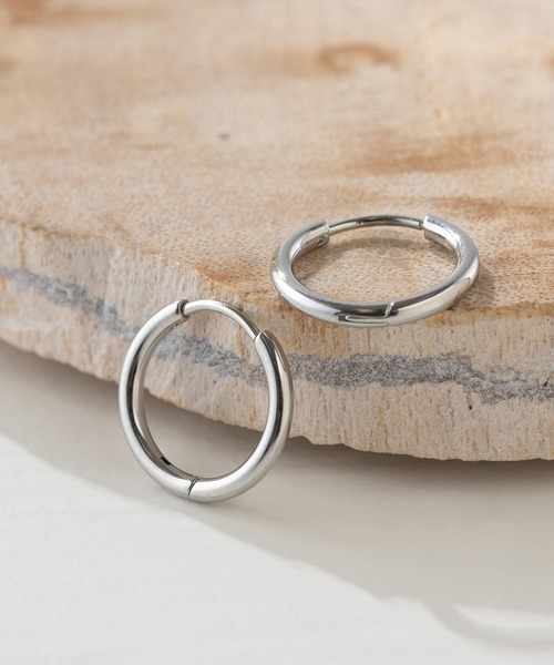MAISON BREEZE（メゾンブリーズ）の「【MAISON BREEZE】ピアス ステンレス 細幅 丸甲 直径1.3cm ミニ シンプル ワンタッチ フープピアス　OSWY（ピアス（両耳用）・レディース・ブラック/シルバー/ゴールド・FREE）」の13枚目の写真
