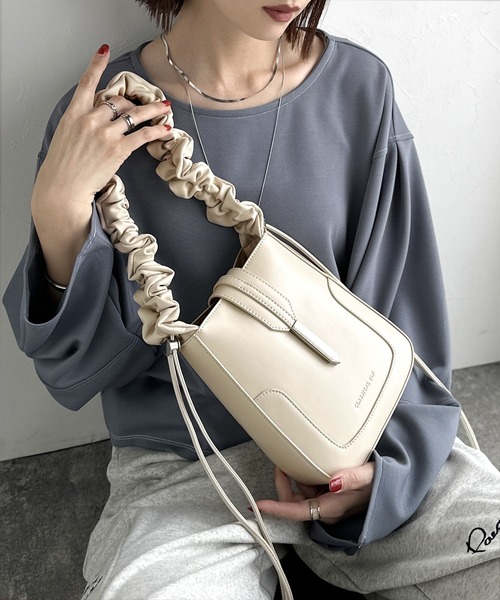 classicalelf（クラシカルエルフ）の「ドロースハンドルフェイクレザーフラップハンドル２Wayショルダーバッグ(ハンドバッグ)（ショルダーバッグ・レディース・ブラック/アイボリー/ブラウン・ONE SIZE）」の2枚目の写真