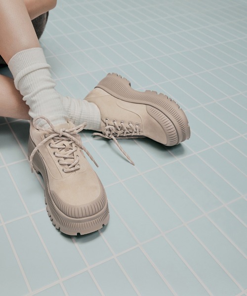 CHARLES & KEITH（チャールズ & キース）の「Darra ダラ フェイクスエードリジッドソールスニーカー（スニーカー・レディース・ベージュ/ブラック系その他2・23.5cm/23cm/22.5cm/25.5cm/25cm/24.5cm）」の2枚目の写真