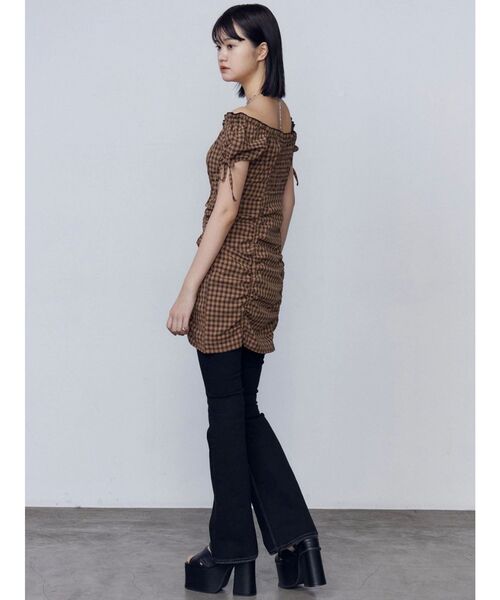 EMODA（エモダ）の「オフショルダーミニギャザーワンピース（ワンピース・レディース・グリーン/ベージュ/ブラック・FREE）」の14枚目の写真