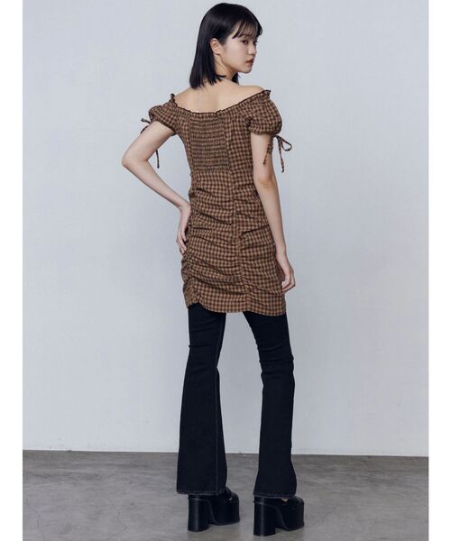 EMODA（エモダ）の「オフショルダーミニギャザーワンピース（ワンピース・レディース・グリーン/ベージュ/ブラック・FREE）」の15枚目の写真