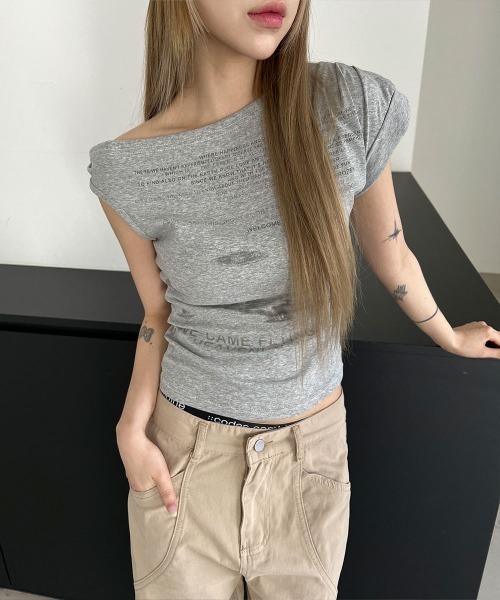4INT.(フォイント)の「レタリング プリント アシメ オフショルダー クロップド 半袖 Tシャツ(Tシャツ/カットソー・レディース・グレー/ホワイト・FREE)」の1枚目の写真