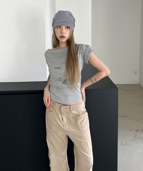 4INT.(フォイント)の「レタリング プリント アシメ オフショルダー クロップド 半袖 Tシャツ(Tシャツ/カットソー・レディース・グレー/ホワイト・FREE)」の3枚目の写真