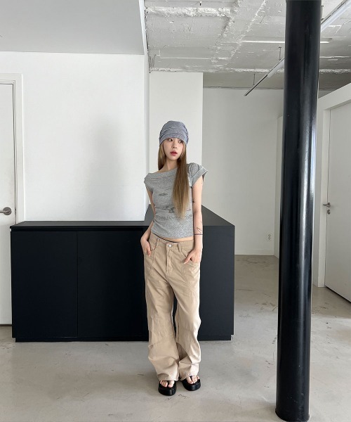 4INT.(フォイント)の「レタリング プリント アシメ オフショルダー クロップド 半袖 Tシャツ(Tシャツ/カットソー・レディース・グレー/ホワイト・FREE)」の4枚目の写真