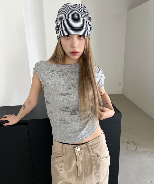 4INT.(フォイント)の「レタリング プリント アシメ オフショルダー クロップド 半袖 Tシャツ(Tシャツ/カットソー・レディース・グレー/ホワイト・FREE)」の5枚目の写真