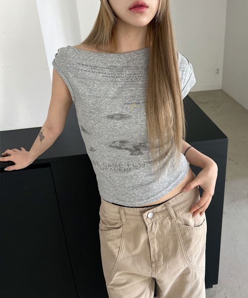 4INT.(フォイント)の「レタリング プリント アシメ オフショルダー クロップド 半袖 Tシャツ(Tシャツ/カットソー・レディース・グレー/ホワイト・FREE)」の6枚目の写真